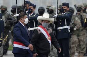 Renuncia de ministro de Defensa y polémica por ascensos militares complican relación de Castillo con FF.AA. de Perú