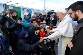 El Papa Francisco pide a Europa que acoja a los migrantes durante la visita a un campo de refugiados