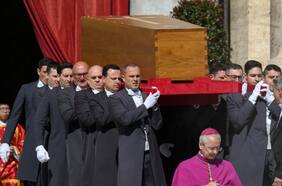 Así fue el momento en el que trasladaron el féretro del Papa Francisco a la Plaza de San Pedro