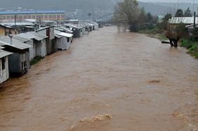 Evacúan a personas en sectores bajos de Curanilahue por peligro de desborde en dos ríos y estero Plegarias