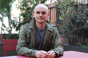 Hernán Díaz, escritor argentino: “El dinero es omnipresente en nuestras vidas. Y sin embargo es un tabú”