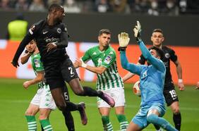 ¿Pellegrini erró al dejar en la banca a Claudio Bravo? La duda que divide al Betis después de la eliminación en la Europa League