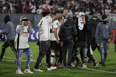 Los hinchas invadieron la cancha del Estadio Monumental en el duelo de Colo Colo con Fortaleza.