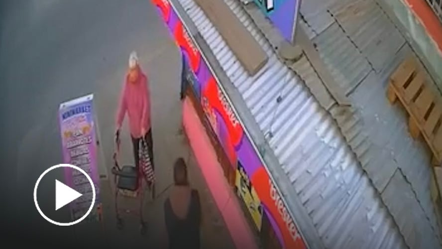 Imágenes sensibles: sujeto agredió sin ninguna provocación a adulta mayor en Puente Alto