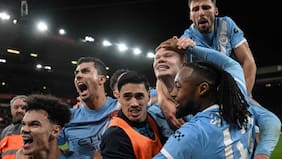 Con un polémico penal en el final: Manchester City remonta en la agonía ante Liverpool y sigue como escolta de Arsenal