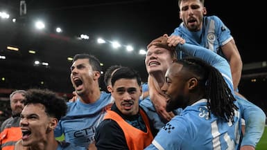 Con un polémico penal en el final: Manchester City remonta en la agonía ante Liverpool y sigue como escolta de Arsenal
