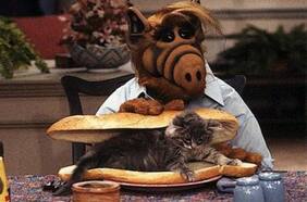 Esta nueva figura de Alf incluye hasta el famoso sandwich de gato