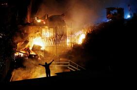 Dos menores fallecidos y 40 casas quemadas: lo que se sabe de la noche en que el fuego volvió a azotar Valparaíso