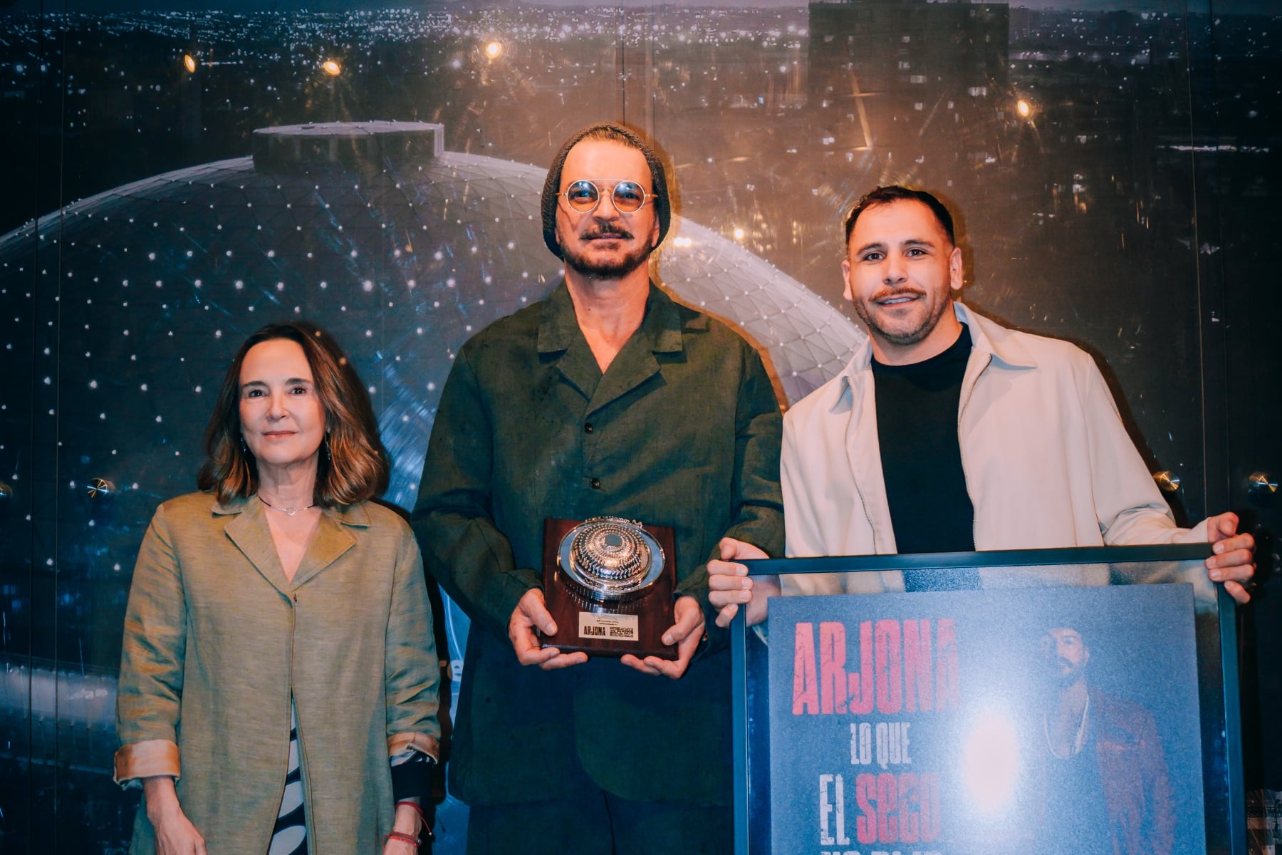 Ricardo Arjona marca un hito histórico en Movistar Arena y recibe reconocimiento del recinto