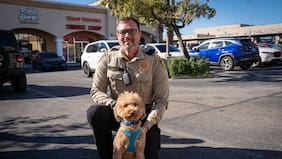 El caso de un perro que abandonaron en el aeropuerto y que fue adoptado por el policía que arrestó a su dueño