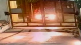 Captan violento portonazo a mujer Santiago Centro: auto fue abandonado por delincuentes en Renca