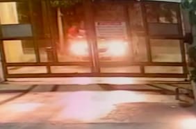 Captan violento portonazo a mujer Santiago Centro: auto fue abandonado por delincuentes en Renca