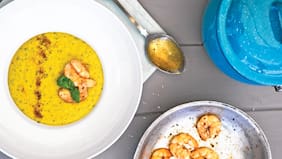 Crema de choclo y albahaca con camarones