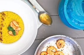 Crema de choclo y albahaca con camarones