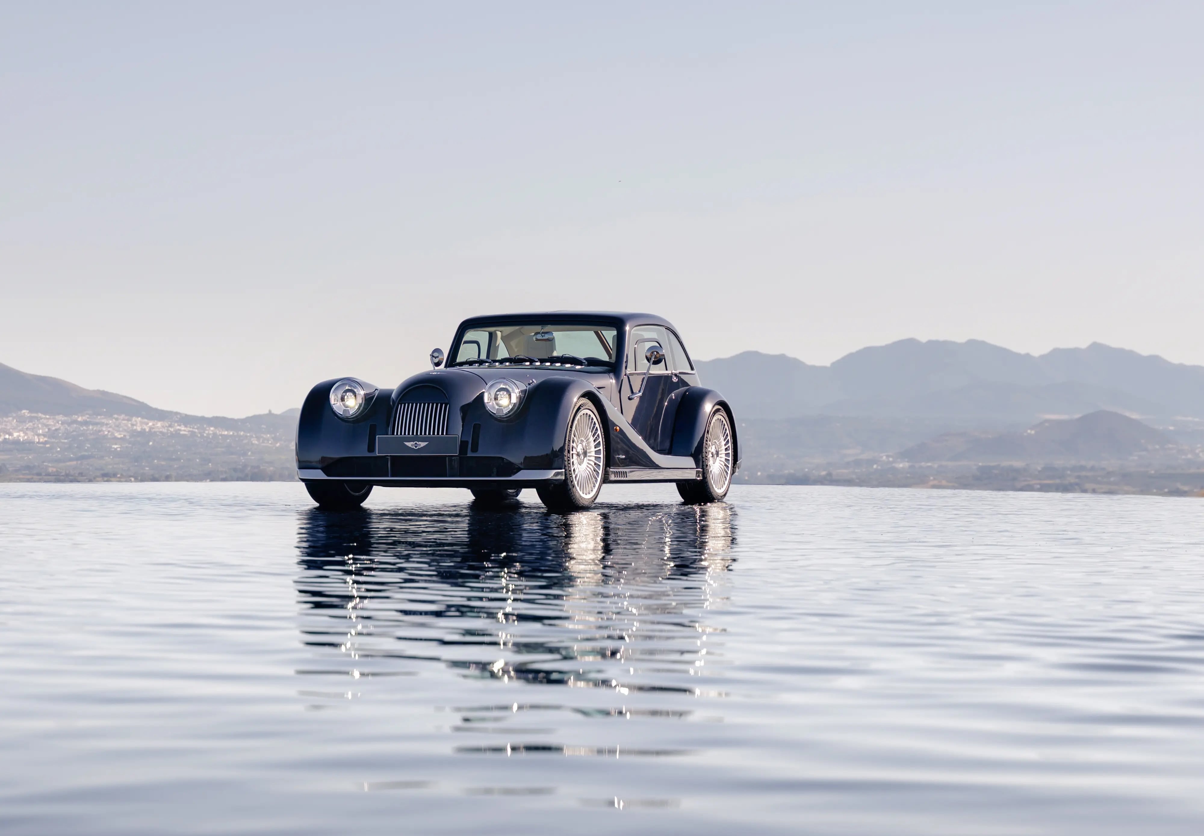 Morgan Midsummer: un deportivo de estilo clásico y techo de cristal solo para coleccionistas