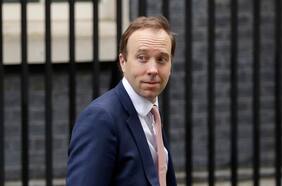 Suspenden a exministro de salud británico por estar en reality show