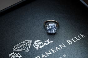 Guerra de ofertas por “The Mediterranean Blue”, el raro diamante subastado en Suiza