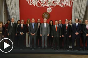 El momento en que las ministras Mara Sedini y Trinidad Steinert salieron del gabinete