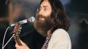 John Lennon, Eric Clapton, cocaína y un avión: la historia del caótico regreso de un Beatle a los escenarios