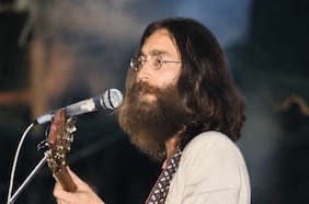 John Lennon, Eric Clapton, cocaína y un avión: la historia del caótico regreso de un Beatle a los escenarios