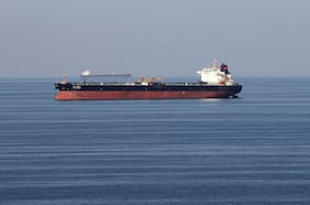 EE.UU. levanta sanciones por 30 días para permitir la venta del petróleo iraní cargado en buques en alta mar