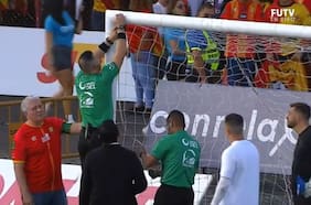 El árbitro sobre una silla y huincha en mano: la insólita situación que se vivió en Costa Rica