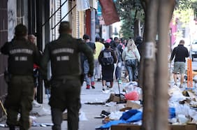 Operativo en barrio Meiggs: se reactivan barricadas y ambulantes se enfrentan a Carabineros