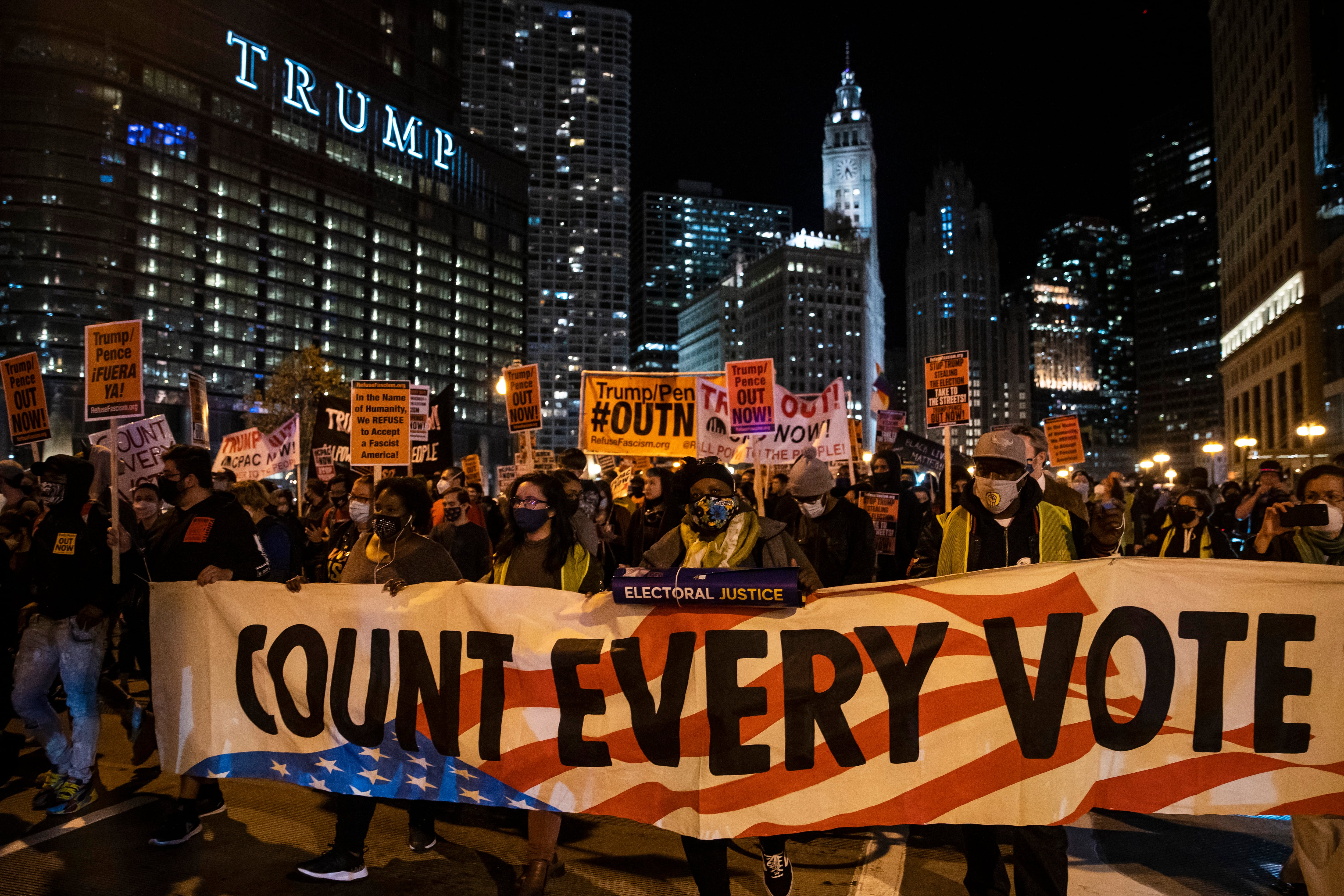 Manifestantes marchan para exigir que se cuenten todos los votos en las elecciones generales, el 4 de noviembre de 2020, en Chicago, mientras el presidente Donald Trump intenta detener el recuento en estados clave. Foto: Archivo