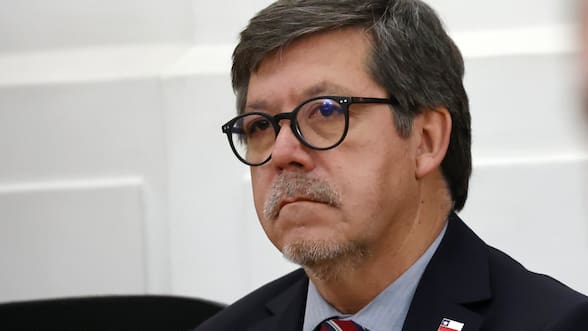 Jefe de la Dipres busca explicar dónde están las “inconsistencias” en cálculo de deuda del gobierno de Boric y afirma que “la hipótesis es del error técnico”