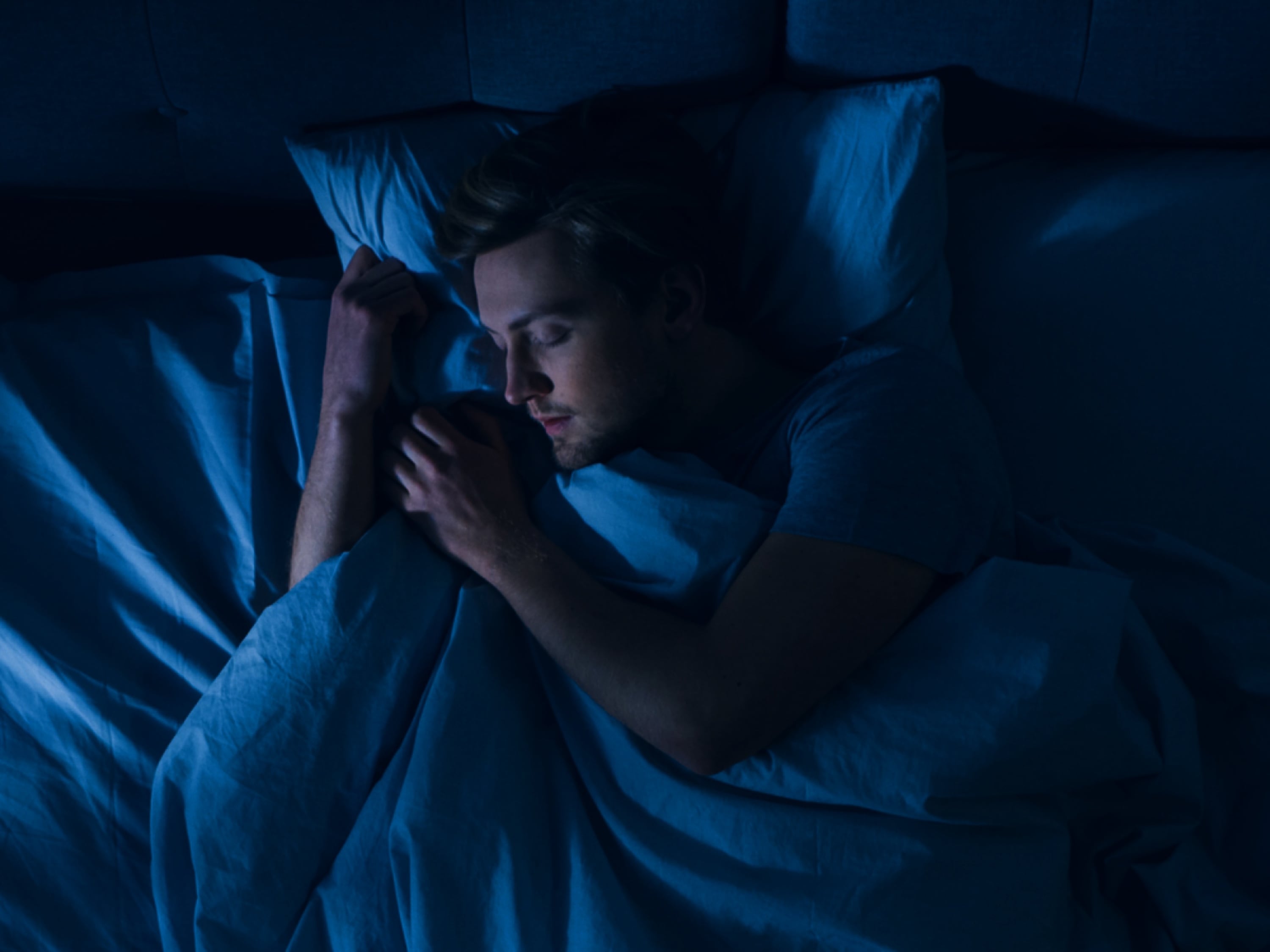 Dormir en total oscuridad podría proteger tu corazón, según un nuevo estudio. Foto: referencial.