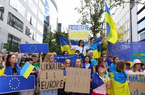 Los líderes europeos dan luz verde a la candidatura de Ucrania para entrar en la UE y mandan señal a Rusia