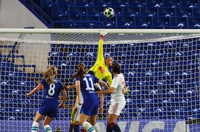 “La súper salvada“: prensa europea se rinde ante la espectacular tapada de Christiane Endler en la Champions League