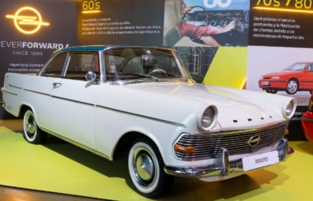 Durante el evento se exhibieron tres vehículos emblemáticos de Opel, que representan las diferentes décadas de la marca en el país, destacando su evolución en diseño y tecnología.