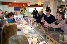 Biden visita ciudad de origen de sus ancestros en Irlanda