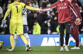 Video: el frío saludo entre Dibu Martínez y Hugo Lloris en su reencuentro tras la final del Mundial