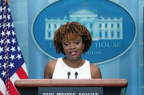 Una vocera afroamericana y gay y una asesora de Obama: Biden renueva sus comunicaciones en miras a las legislativas