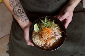 Wok 71: el nuevo local de cocina asiática y callejera de Santiago centro