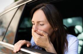 ¿Por qué nos mareamos cuando vamos en el auto?