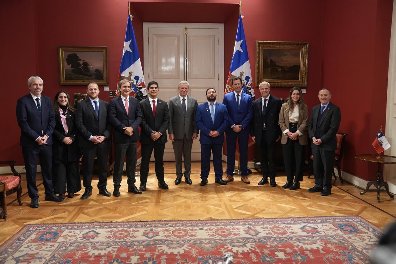 En reunión con el Presidente Kast: Evópoli propone reducir a 16 el número de ministerios