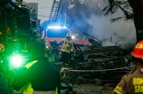 Casona albergaba a 50 personas: lo que se sabe del incendio y derrumbe que dejó un herido y un desaparecido en Santiago