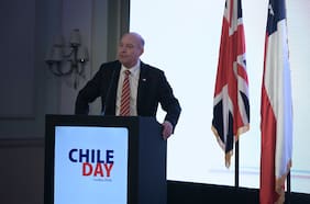 ChileDay en Londres: ministro Quiroz se apoya en McCloskey para que la inversión vuelva a crecer 8%