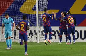 El Barcelona cumple y sigue mandando en La Liga