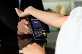 Así funcionan los microchip que te permiten pagar con la mano