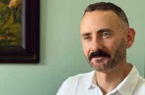 Eamon McCrory, neurocientífico: “Cuando los niños sufren abuso o abandono, sus cerebros se adaptan a un mundo en el que las amenazas parecen frecuentes, extremas e impredecibles”