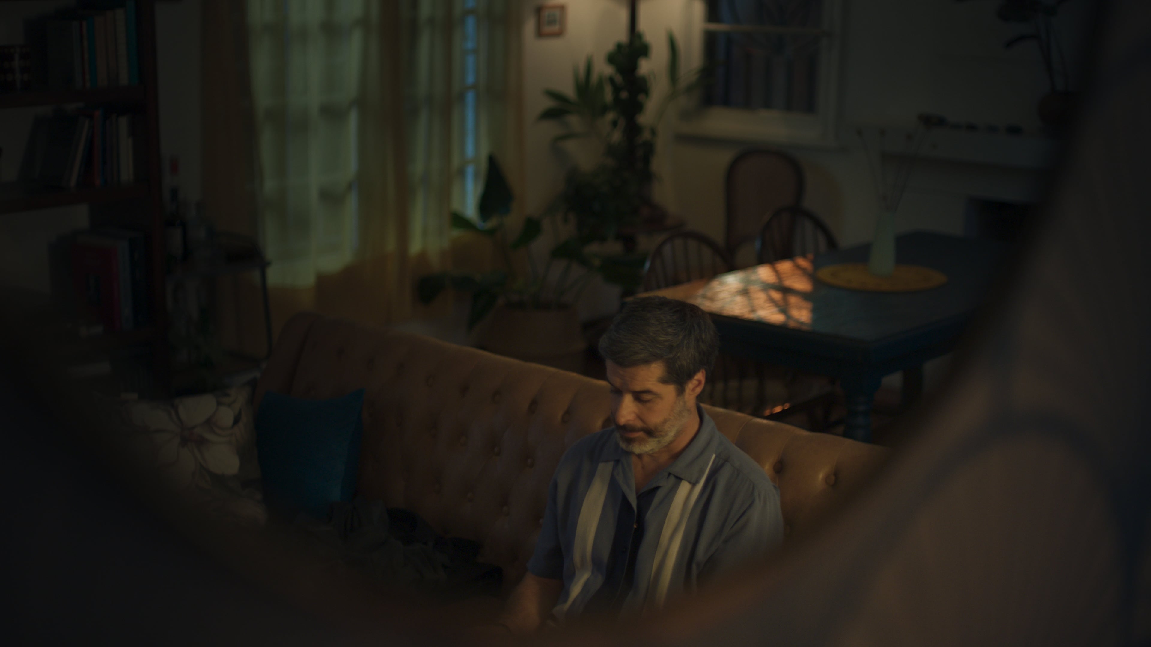 Jorge (Francisco Pérez-Bannen) en casa de Josefina en la película Una Luz Negra.