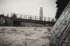 Siete años después: Fisco, Costanera Norte y Sacyr contestan demanda de Mapfre por desborde del Mapocho en 2016