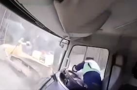 Cámara de un camión capta a un trabajador que se salvó de ser sepultado por un deslizamiento de tierra