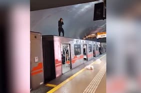 Vendedores ambulantes se subieron al techo del Metro en estación La Cisterna