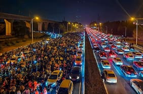 Más de cien mil estudiantes chinos pasearon en bicicleta de noche buscando albóndigas de sopa