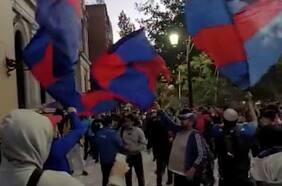 Hinchas de la “U” se manifiestan contra Azul Azul en el frontis de la casa central de la universidad
